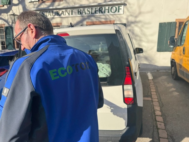 A Lausanne, un deratiseur en uniforme Ecotox se tient devant son vehicule lors d’une intervention contre les nuisibles pres d’un restaurant.