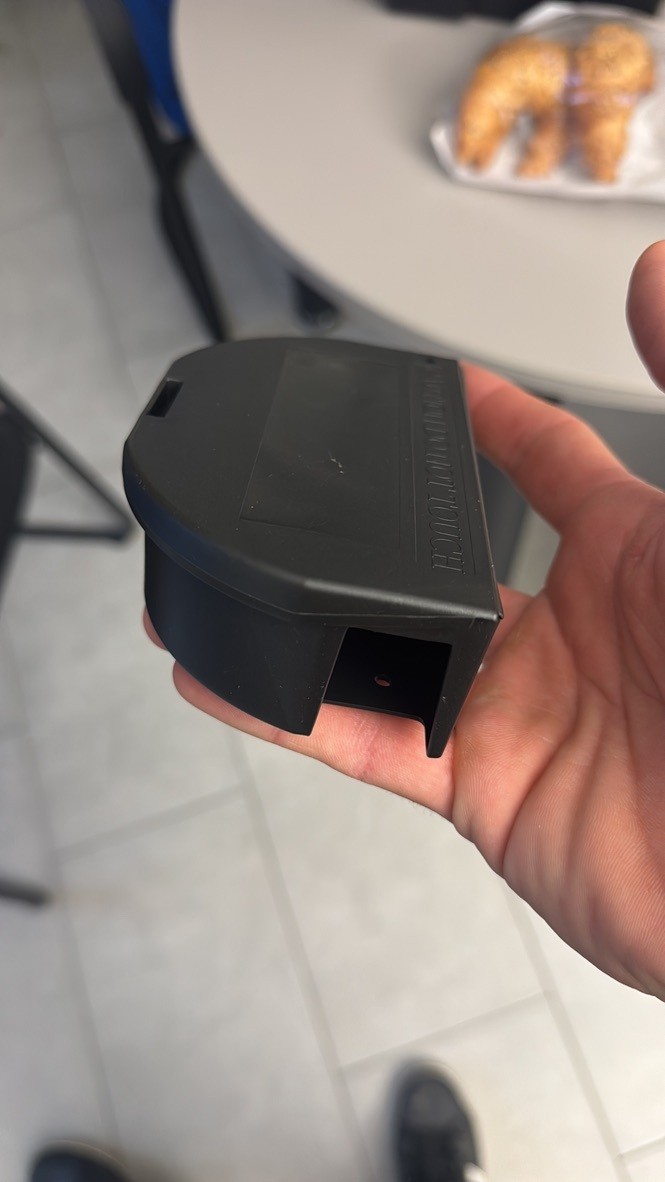 A Lausanne, un deratiseur tient dans sa main un petit boitier noir destine a la lutte contre les nuisibles.